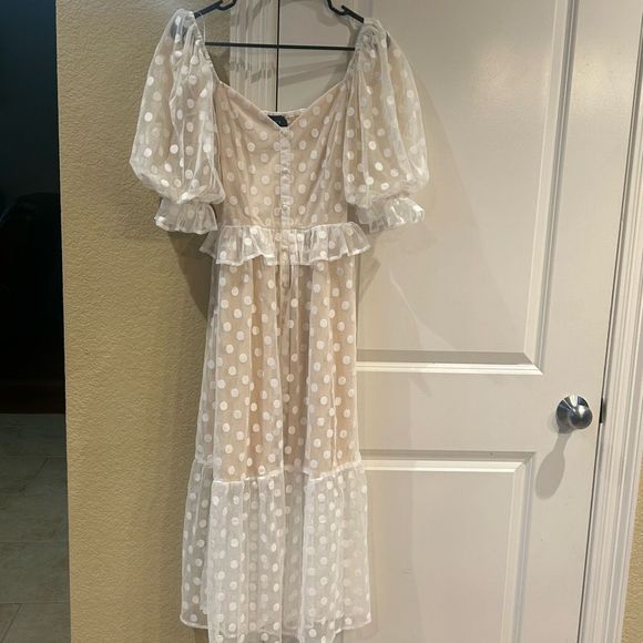 Vici Dresses & Skirts - Vici women’s puff sleeve polka dot white & tan dress in medium
